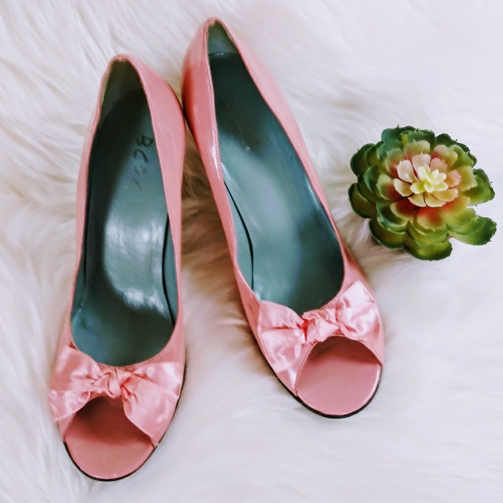BCBG BLUSH BOW PEEPTOE PATENT LEATHER HEELS